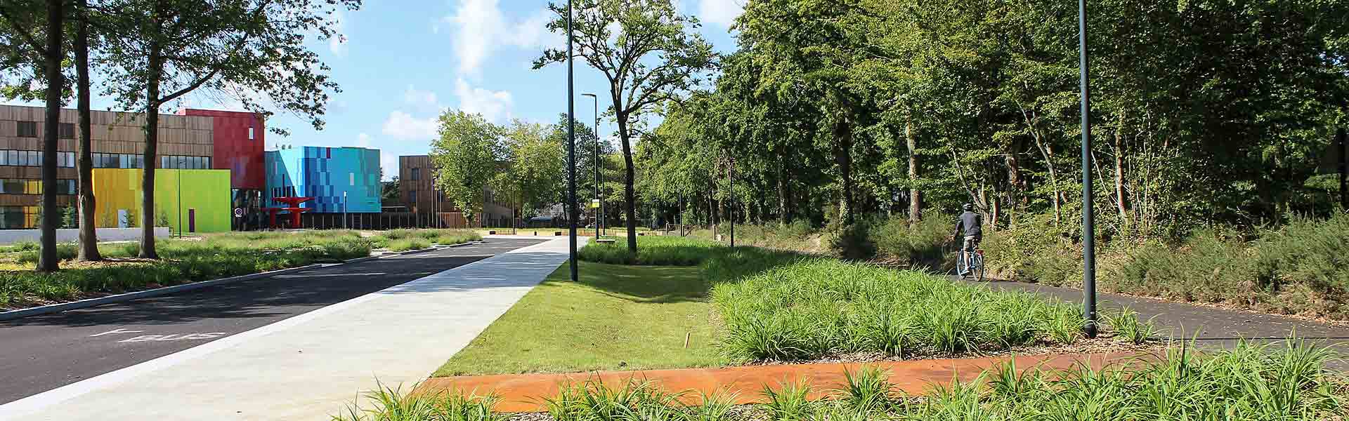 Parvis et parc de stationnement du nouveau Lycée général et technologique